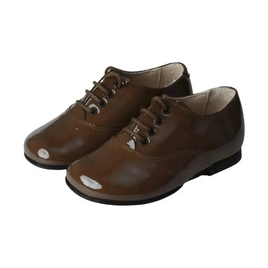 Brown patent leather lace shoes for boys by Beberlis, ideal for dressy occasions.