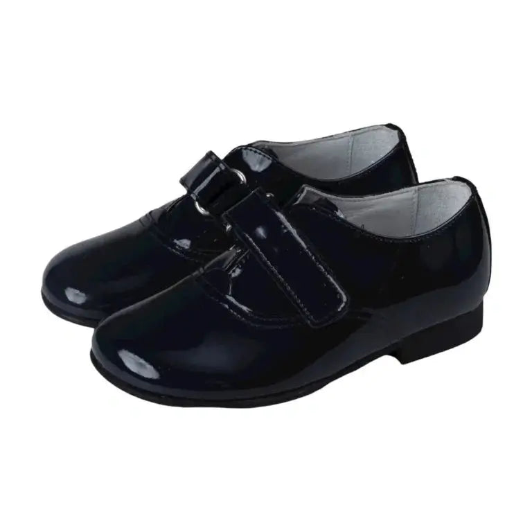 Navy patent leather Velcro shoes for boys by Beberlis - stylish and comfortable.