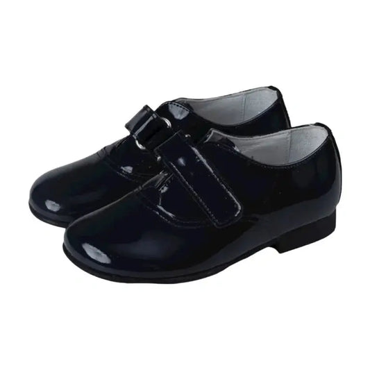 Navy patent leather Velcro shoes for boys by Beberlis - stylish and comfortable.