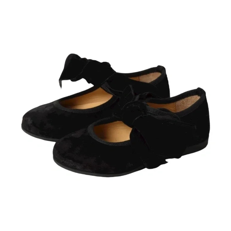 Black velvet strap shoes for girls by Galluci - London Kids, elegant design in black color, perfect for dressy occasions.