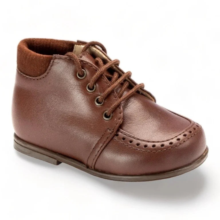 Brown soft leather lace shoes for toddlers by Beberlis, made with care in Spain.