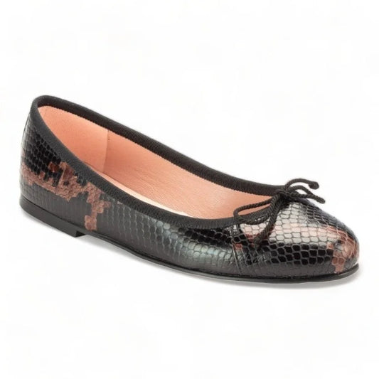 Black soft leather flats for teen/women by Pretty Ballerinas - casual flats made in Spain.