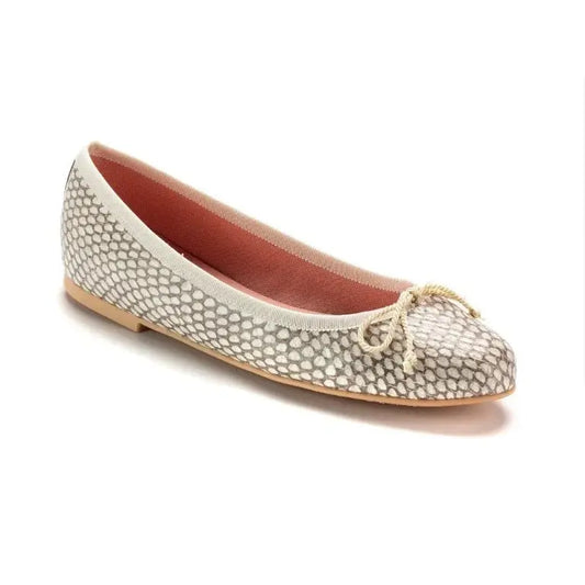 Beige soft leather flats for teen and women by Pretty Ballerinas - ballet flat with bow.