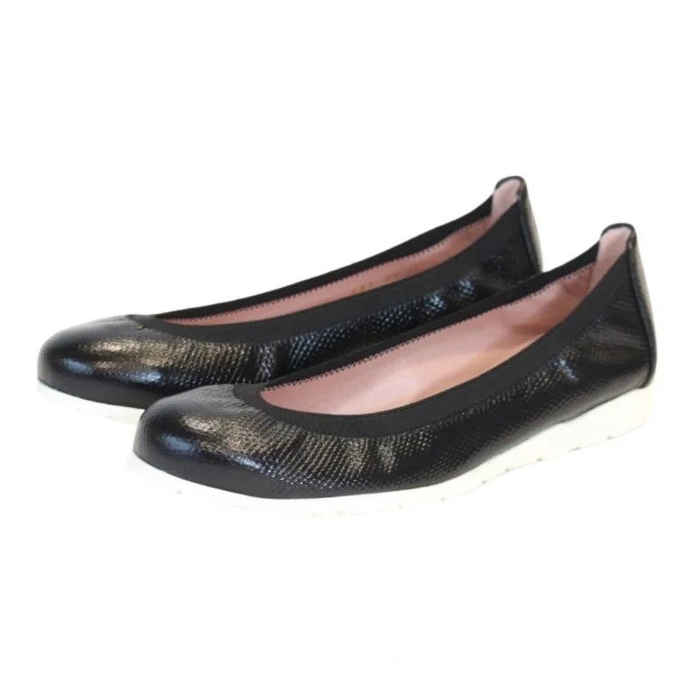 Stylish black soft leather flats for teens and women by Pretty Ballerinas, made from soft leather in Spain, perfect for any occasion.