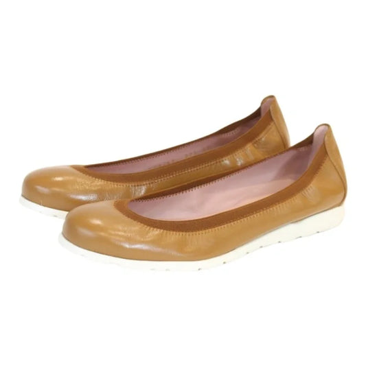 Tan soft leather flats for teens and women by Pretty Ballerinas, elasticated shoe in tan color.