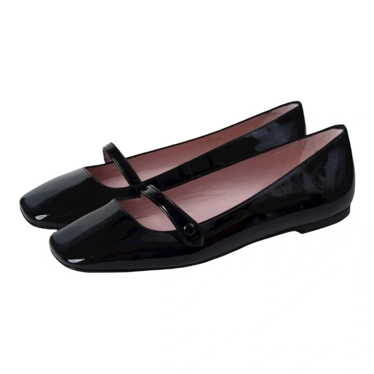 Elegant black patent leather flats for teens and women by Pretty Ballerinas.