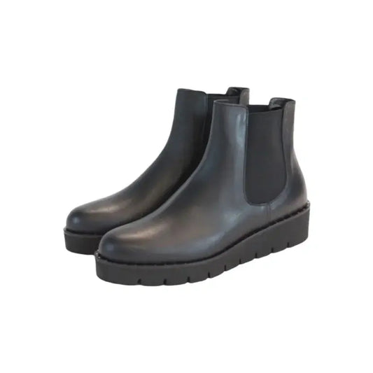 Stylish black soft leather boots by Pretty Ballerinas for teens and women in London Kids color.