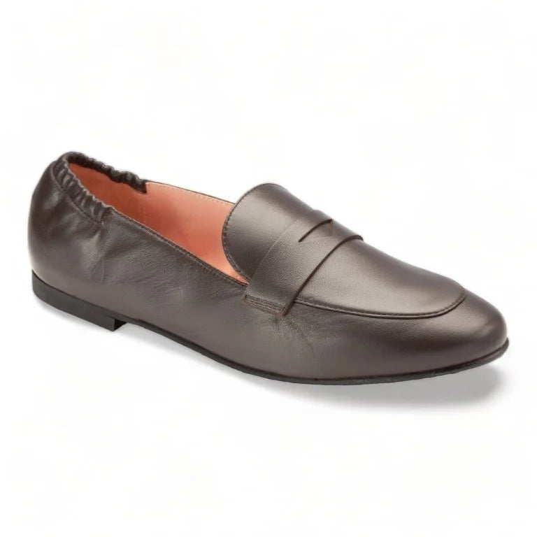 Brown soft leather flat loafer for teen and women by Pretty Ballerinas, casual loafers made of soft leather from Spain.