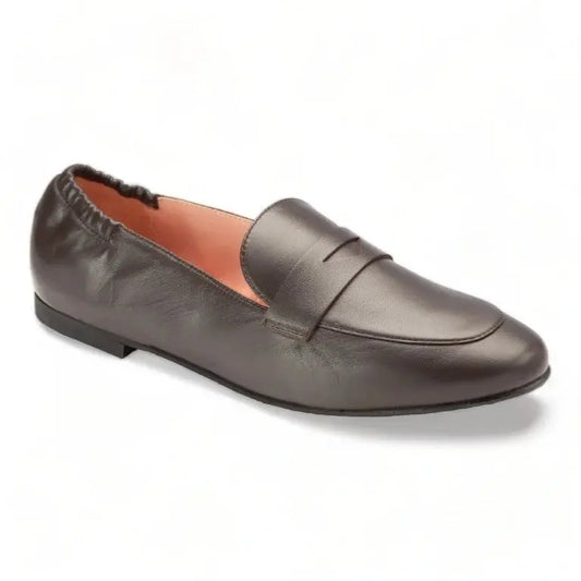 Brown soft leather flat loafer for teen and women by Pretty Ballerinas, casual loafers made of soft leather from Spain.