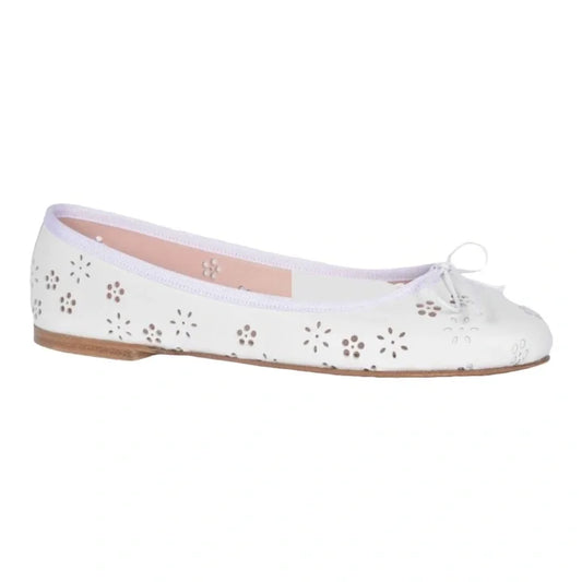 White soft leather flats for teen women by Pretty Ballerinas - stylish and comfortable.