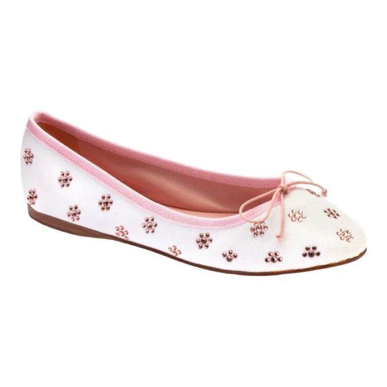 White soft leather flats for teen and women by Pretty Ballerinas, elegant and comfortable flats crafted in Spain.