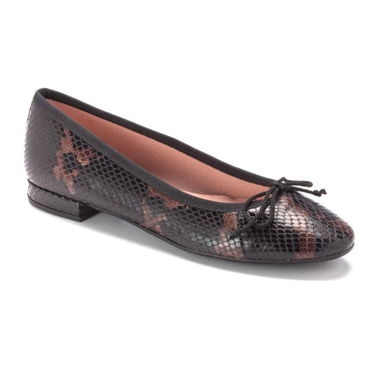 Black soft leather flats for teen/women by Pretty Ballerinas, small heel, made in Spain, Galluci.