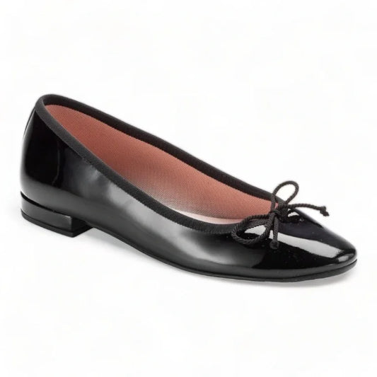 Stylish black patent leather flats for teens and women by Pretty Ballerinas - Galluci.