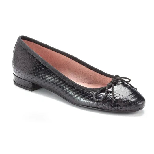 Black soft leather flats for teens and women by Pretty Ballerinas, Galluci flats with small heel, made in Spain.