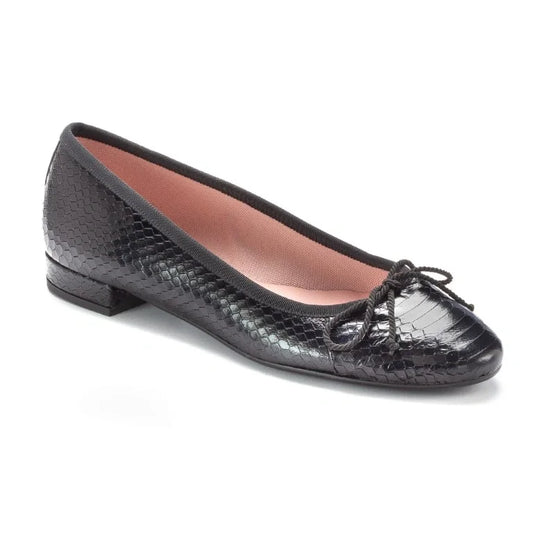 Black soft leather flats for teens and women by Pretty Ballerinas, Galluci flats with small heel, made in Spain.