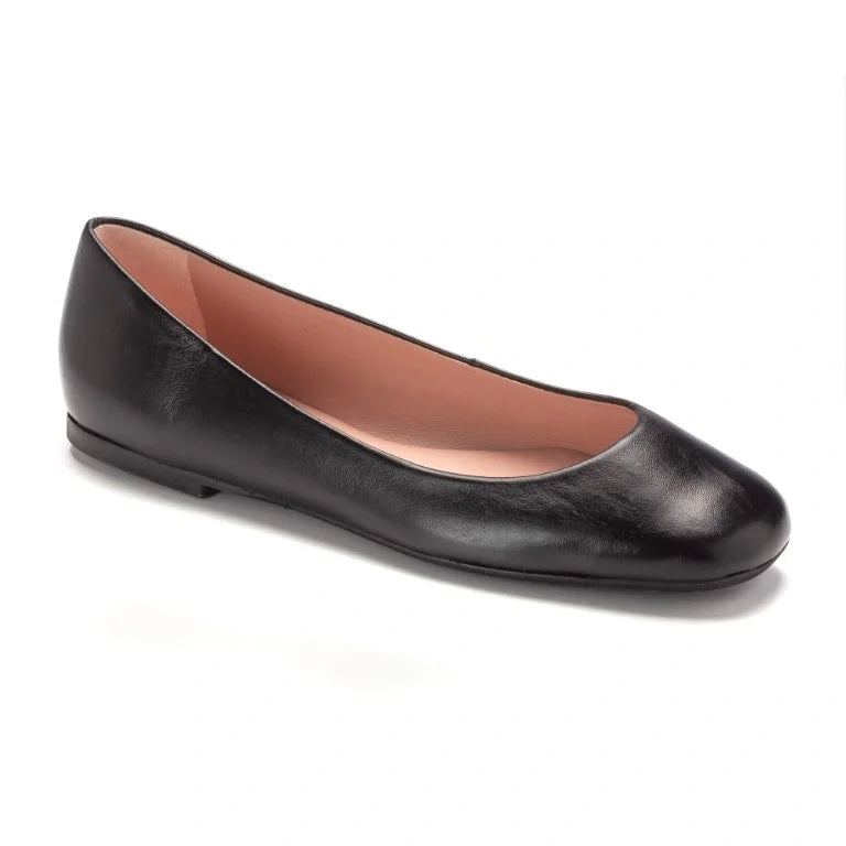 Black soft leather flats for teens and women by Pretty Ballerinas, London Kids, Spain.