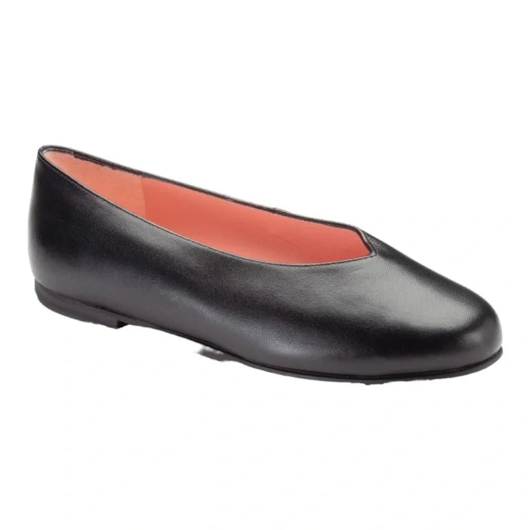 Black soft leather flats for teen and women by Pretty Ballerinas, Vcut style, made in Spain.