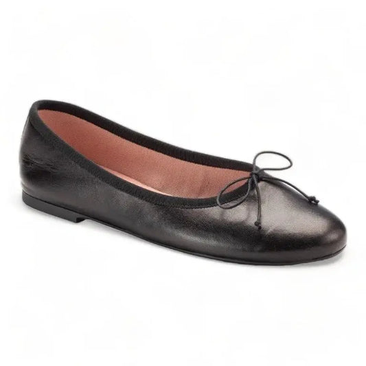 Elegant black soft leather flats for teens and women by Pretty Ballerinas, featuring a bow detail for added charm.