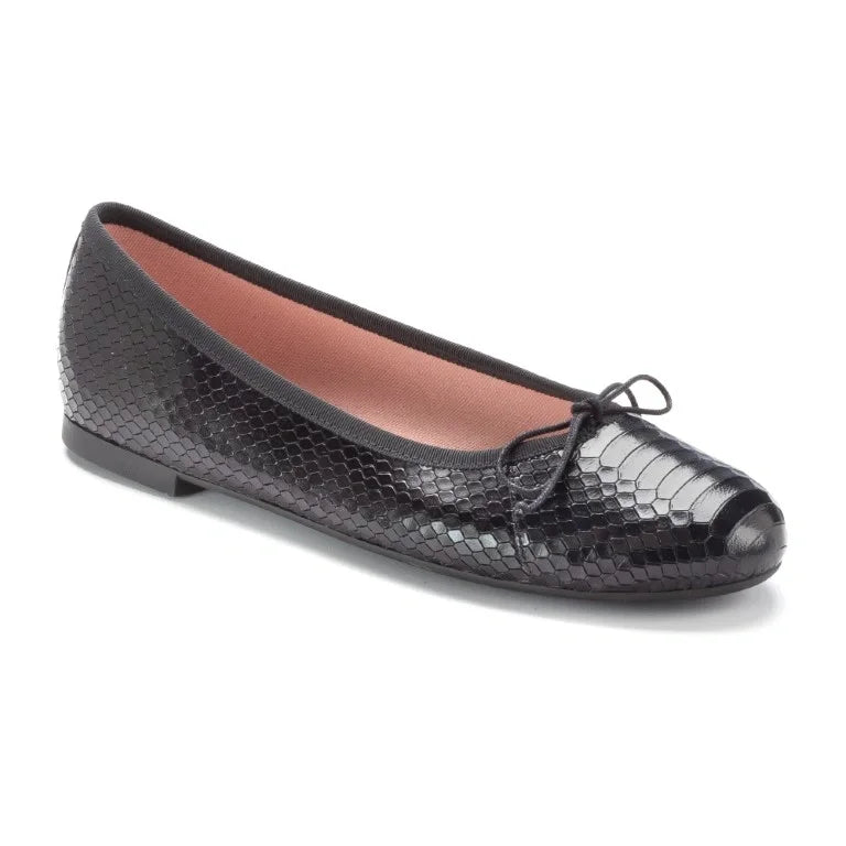 Black soft leather flats for teens and women by Pretty Ballerinas, featuring bow detail.