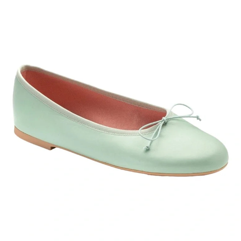 Green soft leather flats by Pretty Ballerinas for teen and women, in a stylish and comfortable design.