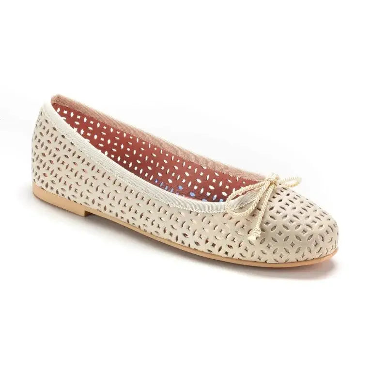 Beige soft leather flats by Pretty Ballerinas - comfortable and stylish option for teens and women.