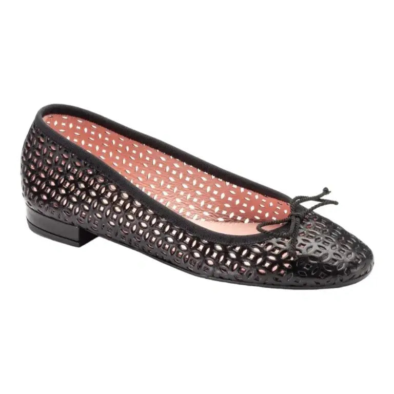 Stylish black soft leather flats by Pretty Ballerinas for teens and women