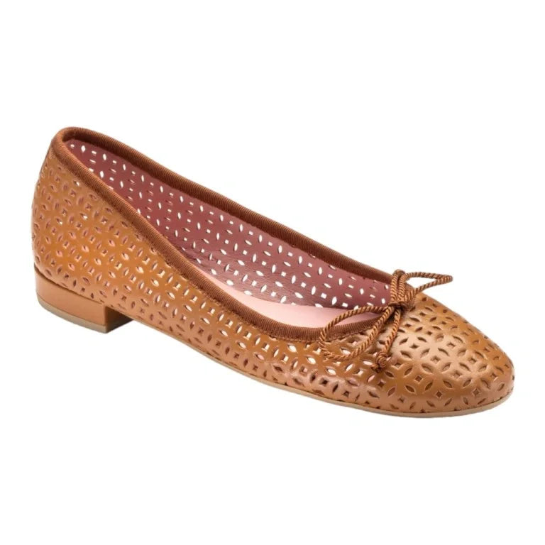 Tan soft leather flats for teen and women by Pretty Ballerinas, in a chic and stylish design.