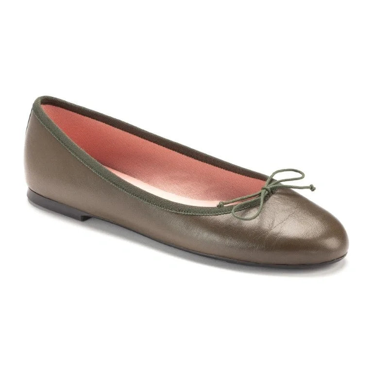 Green soft leather flats for teens and women by Pretty Ballerinas, made in Spain.