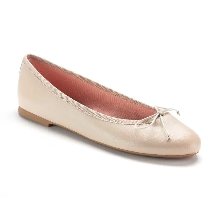 Taupe soft leather flats for teen and women by Pretty Ballerinas, made from soft leather in Spain.