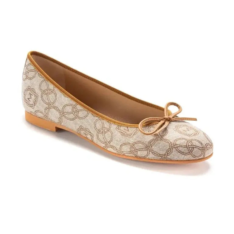 Tan soft leather flats for teen and women by Pretty Ballerinas, ballet flat with bow, made in Spain.