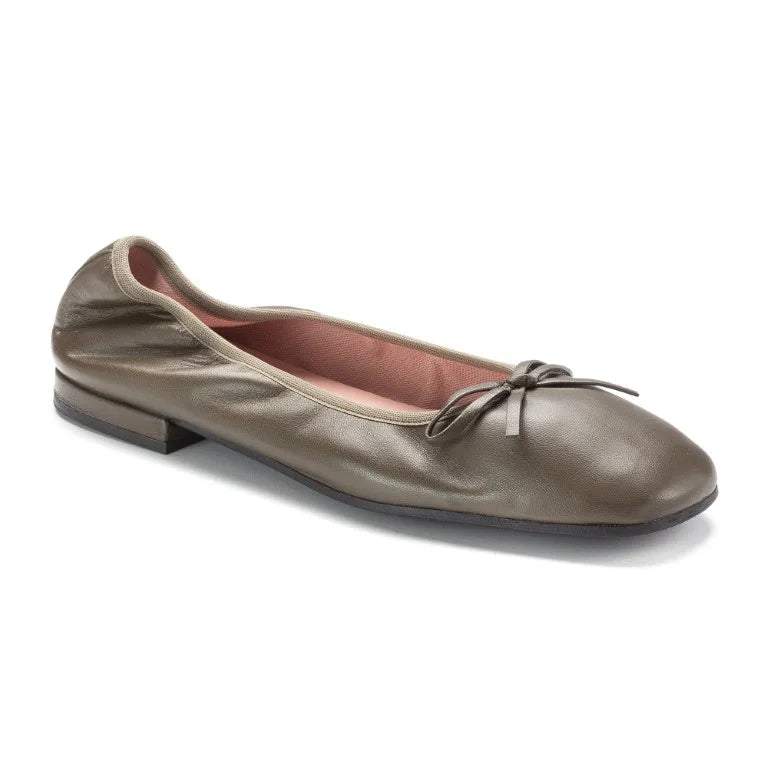 Green soft leather flats for teens and women by Pretty Ballerinas - Green color, soft leather material, elastic bow detail.