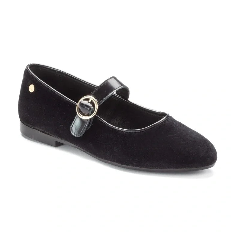 Elegant black velvet strap shoes for girls by Manuela de Juan, perfect for dressy occasions.