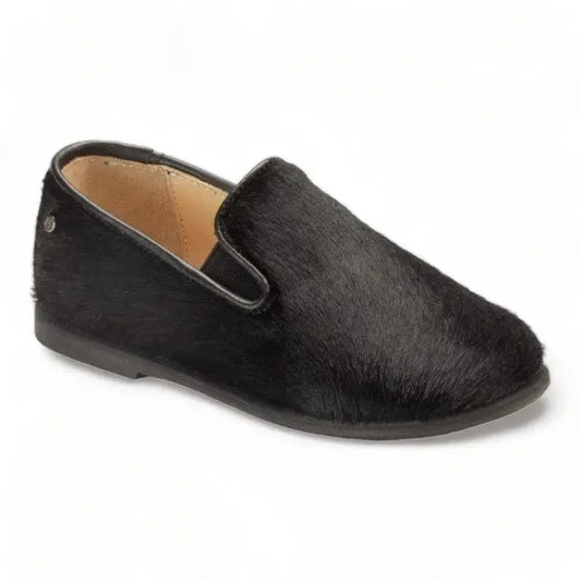 Elegant black velvet slip-on shoes for boys and girls by Manuela de Juan, perfect for various occasions.