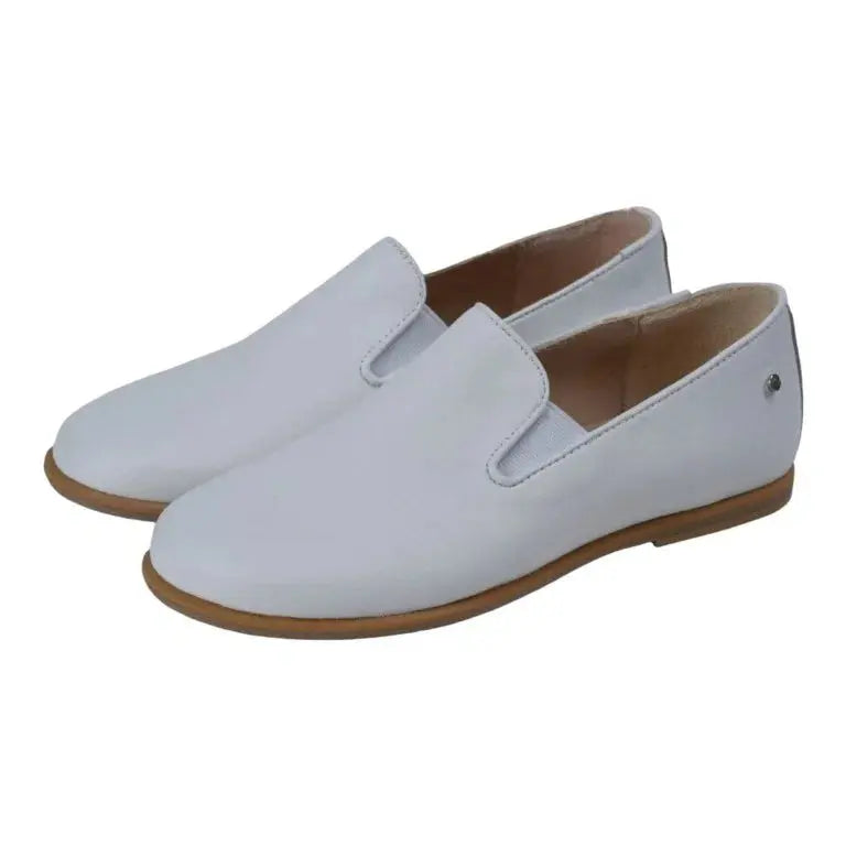 Pretty ballerinas slip-on shoes in soft white leather, perfect for boys and girls.