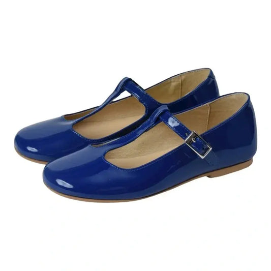 Elegant navy patent leather strap shoes for girls by Manuela de Juan