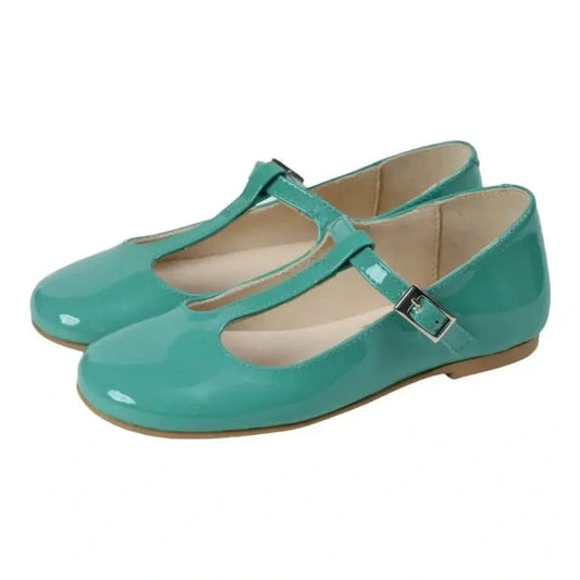 Stylish green patent leather strap shoes for girls by Manuela de Juan, perfect for special occasions