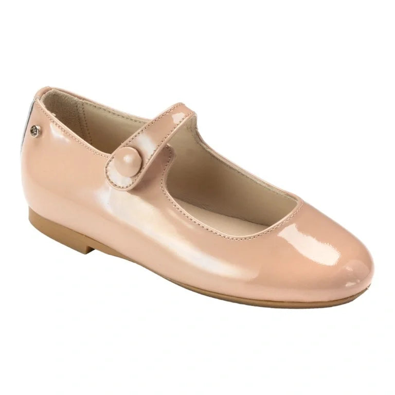 Blush patent leather strap shoes for girls by Manuela de Juan, ideal for dressy occasions.