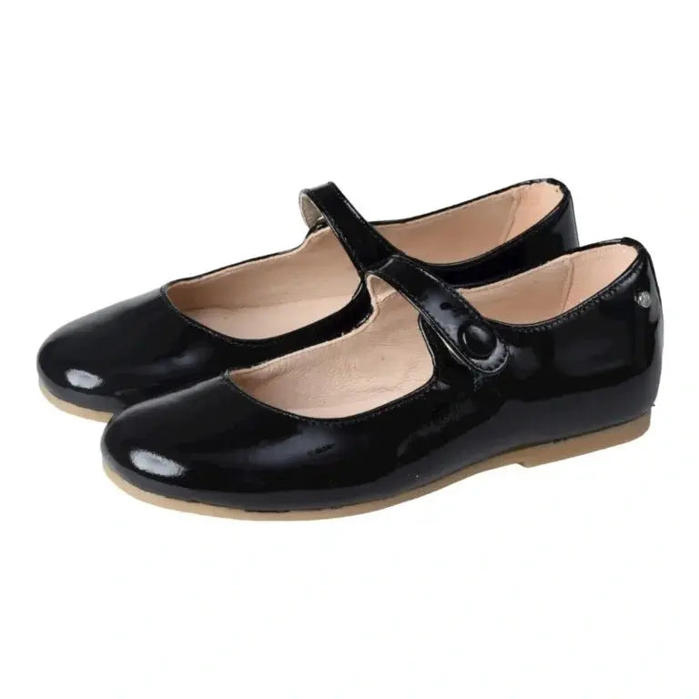 Elegant black patent leather strap for girls by Manuela de Juan, ideal for dressy occasions.