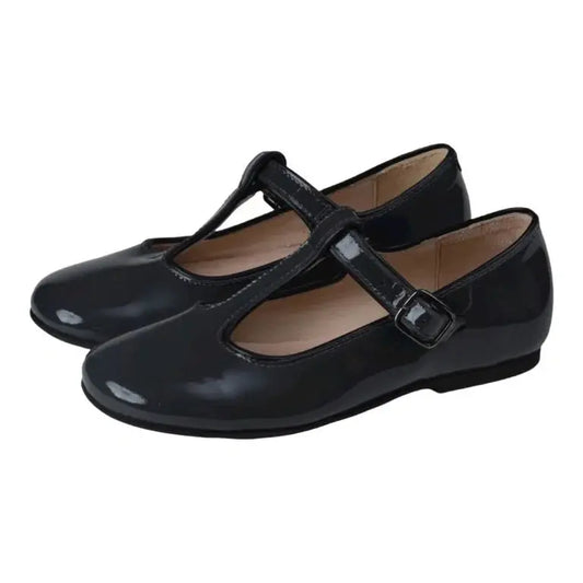 Elegant gray patent leather strap for girls by Manuela de Juan - ideal for dressy occasions.