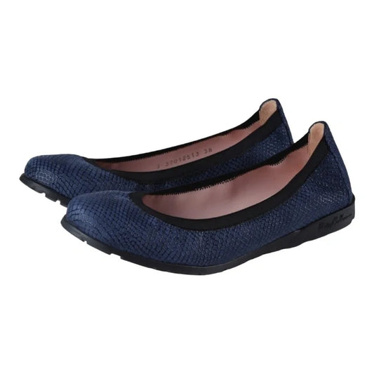 Blue soft leather flats for teens and women by Pretty Ballerinas, Manuela de Juan.