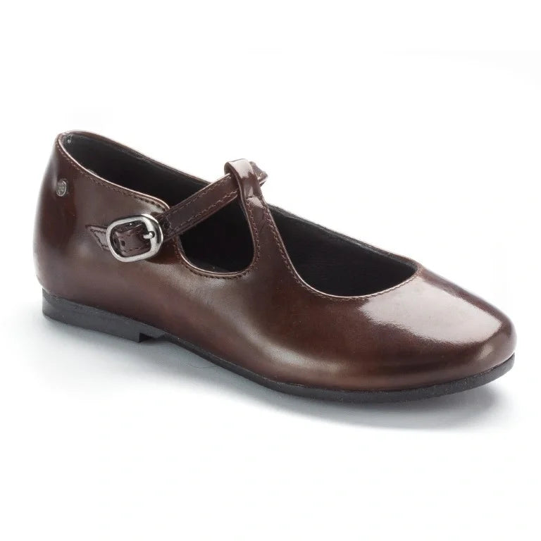 Brown patent leather strap shoes for girls by Manuela de Juan, perfect for dressy or casual occasions.