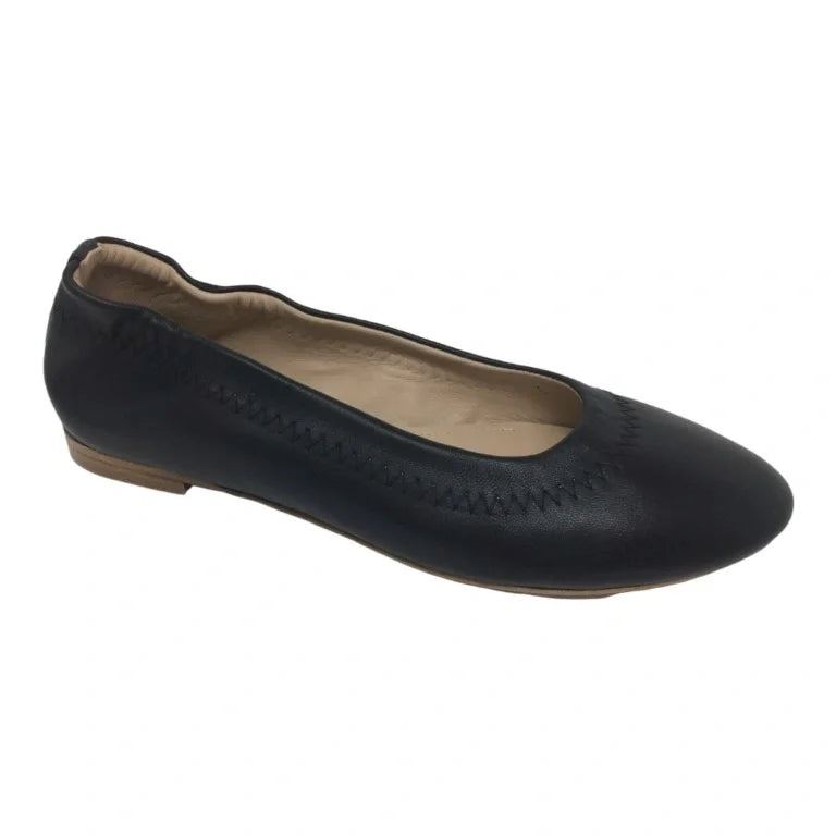 Stylish and comfortable black soft leather flats for teens and women by Manuela de Juan.