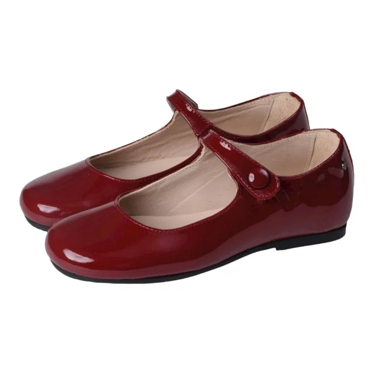 Red patent leather strap for girl by Manuela de Juan - Snap-closure Mary Jane in vibrant red color.