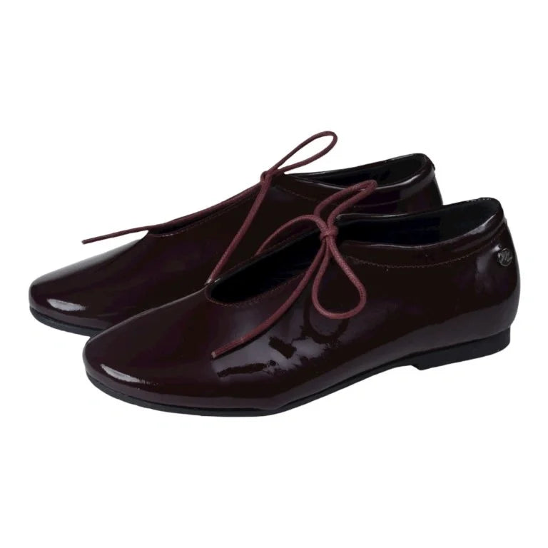 Elegant Bordo Patent Leather Lace shoes for girls by Manuela de Juan