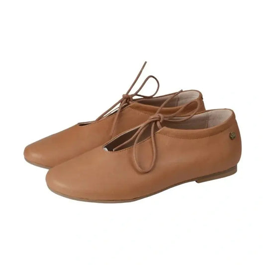 Tan soft leather lace shoes for girls by Manuela de Juan - front view